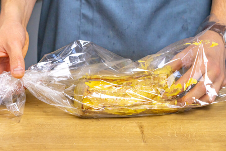 Schweinerücken in den Bratschlauch geben