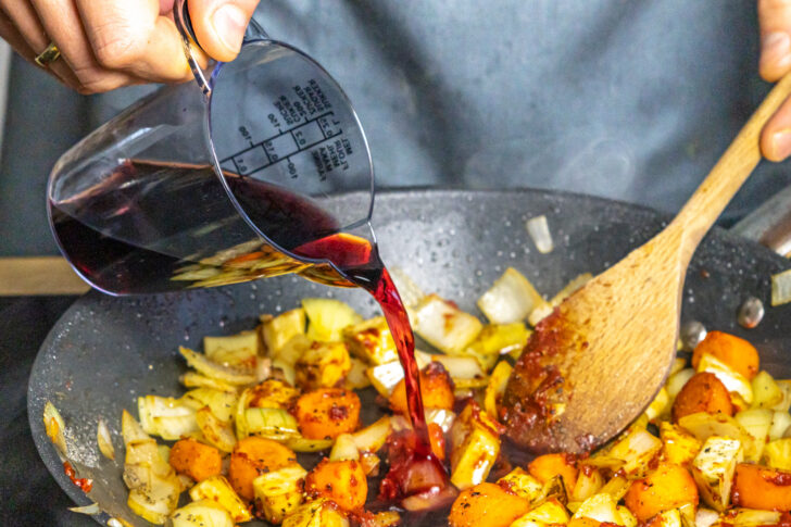 Gemüse mit Rotwein ablöschen