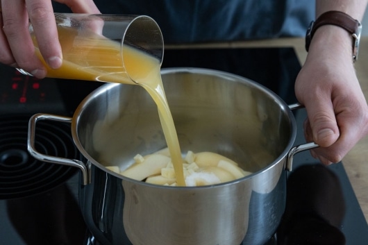 Birnensaft hineingießen