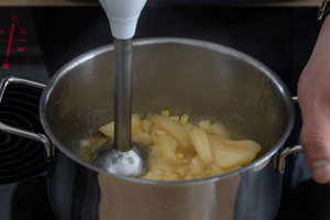 Suppe mit Pürierstab pürieren