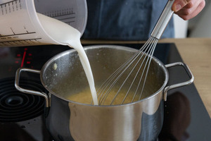Mandelmilch hinzugießen