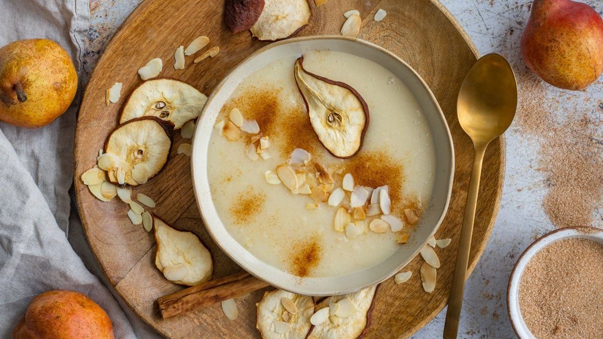 Süße vegane Birnensuppe mit Pastinake | Rezept
