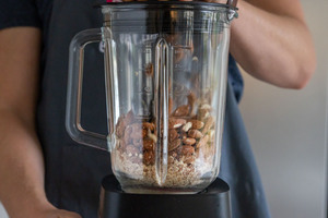 Mandeln in Mixer pürieren