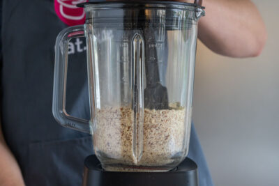 Mandeln in Mixer pürieren