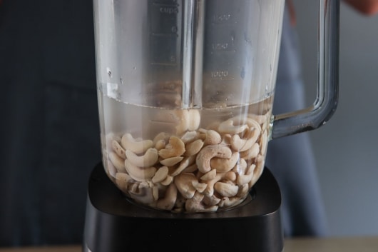 Cashews mit Wasser in Mixer geben