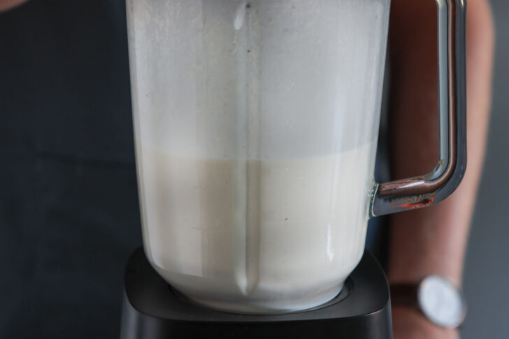 Cashewsahne im Mixer zubereiten