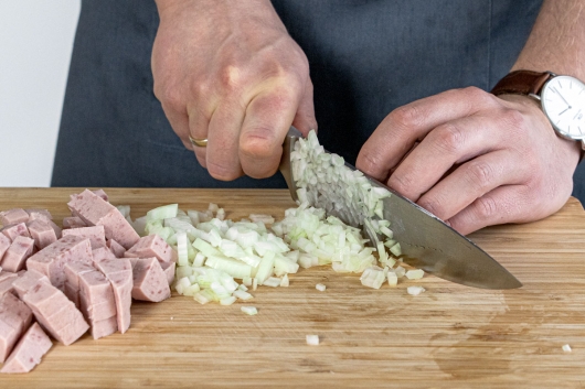 Zwiebel und Jagdwurst würfeln