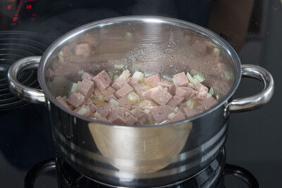 Jagdwurst und Zwiebel anbraten