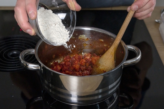 Mehl zur DDR Tomatensoße geben