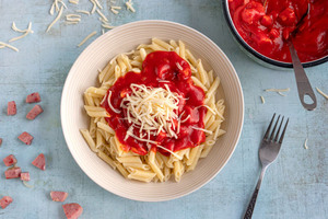 DDR Tomatensoße mit Ketchup mit Gouda garniert servieren
