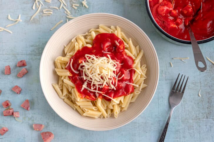 DDR Tomatensoße mit Ketchup mit Gouda garniert servieren