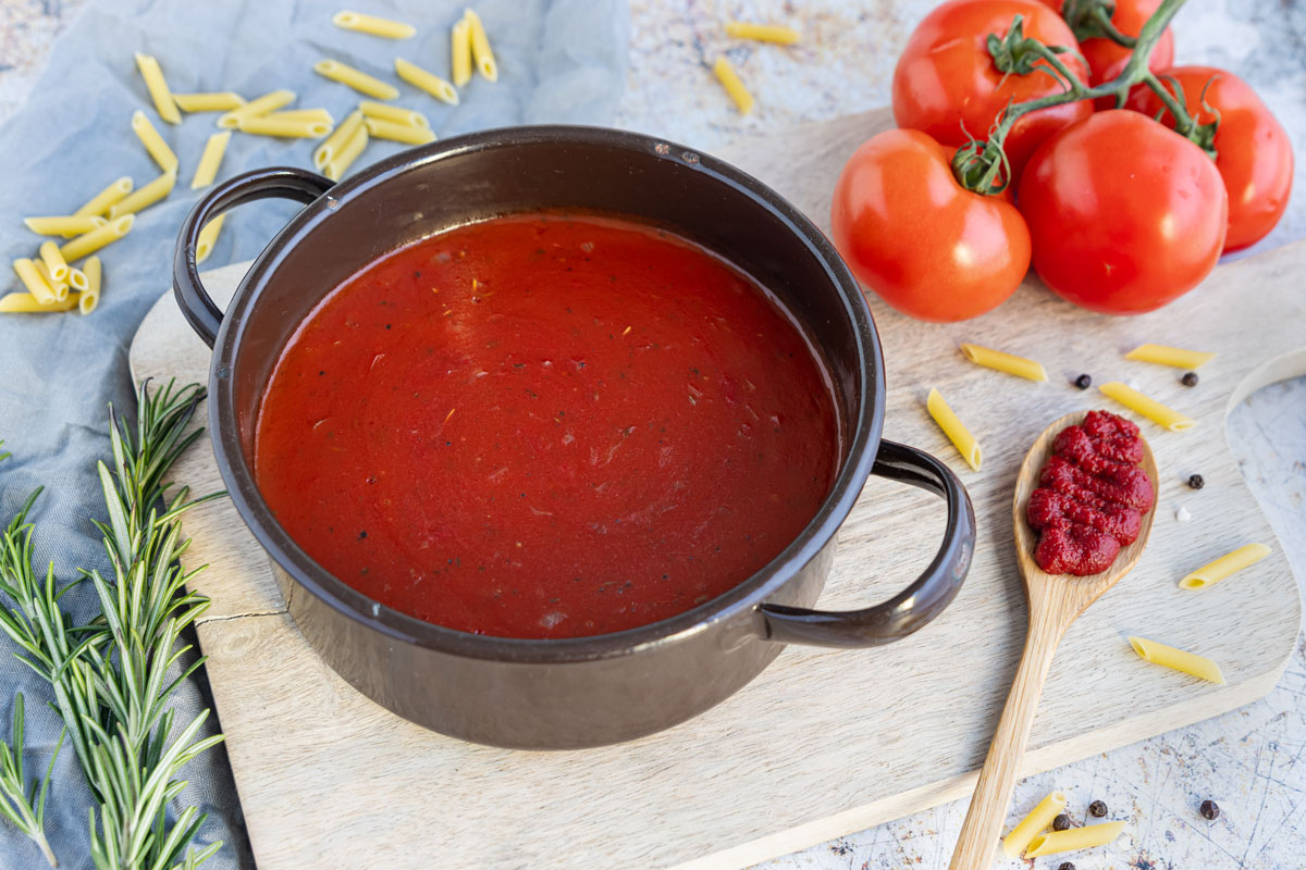 Einfache Tomatensoße aus Tomatenmark | Rezept