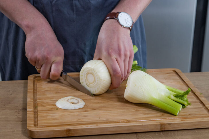 Ende vom Fenchel abschneiden