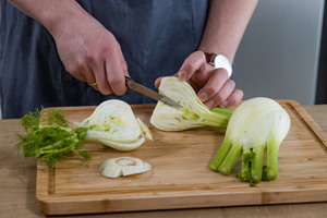 Strunk vom Fenchel entfernen