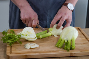 Stiele vom Fenchel abschneiden