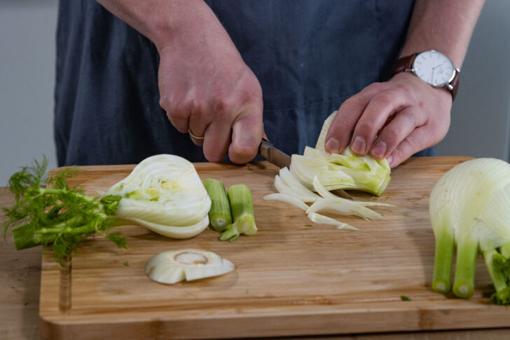 Fenchel in Streifen schneiden