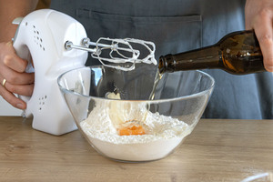Bier zum Mehl und Eigelb geben