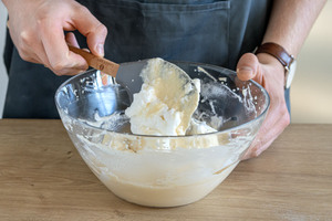 Eischnee unter den Bierteig heben