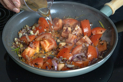 Tomaten mit Weißwein ablöschen