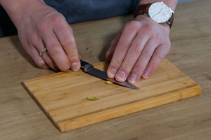 Kardamomkapsel mit Messer andrücken