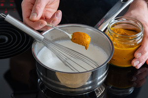 Goldene Milch Paste zur Milch geben