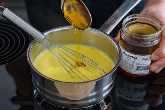 Goldene Milch mit Honig süßen