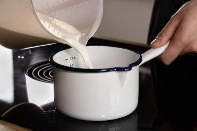 Milch in einen Topf geben