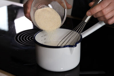 Grieß in heiße Milch rühren