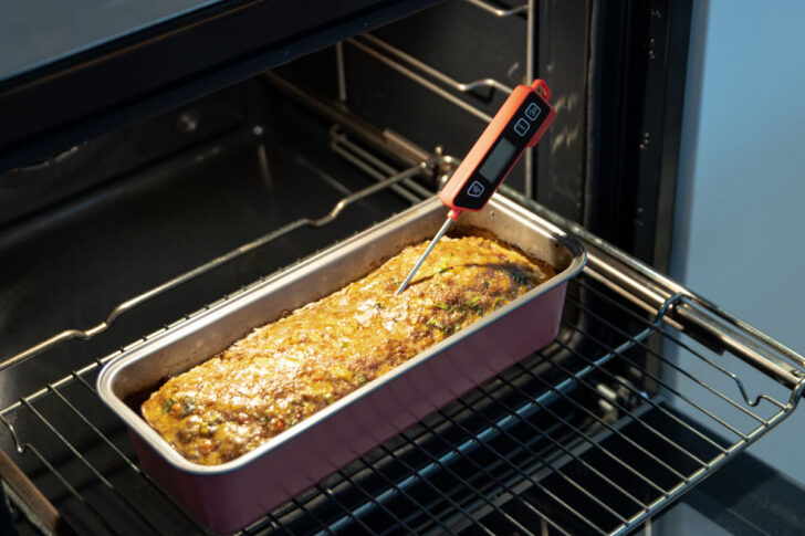 Hackbraten Temperatur messen mit Bratenthermometer
