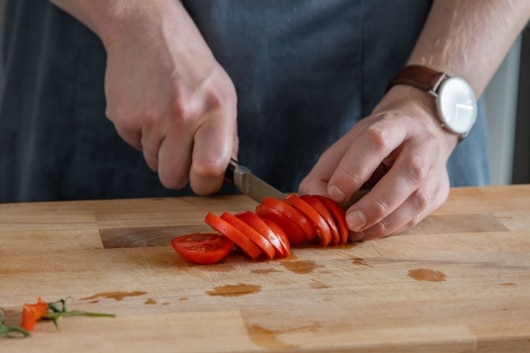 Tomaten in Ringe schneiden