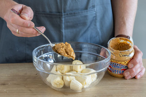 Erdnussbutter dazugeben