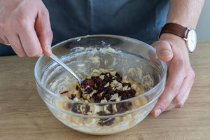 Cranberries in den Teig geben