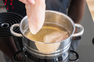 Hähnchenbrust in Brühe kochen