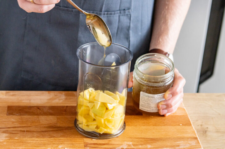 Mango mit Honig süßen