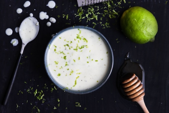 Joghurt-Limetten-Dressing für Feldsalat | Rezept - eat.de