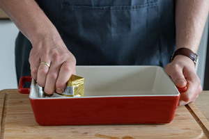 Auflaufform mit Butter einfetten
