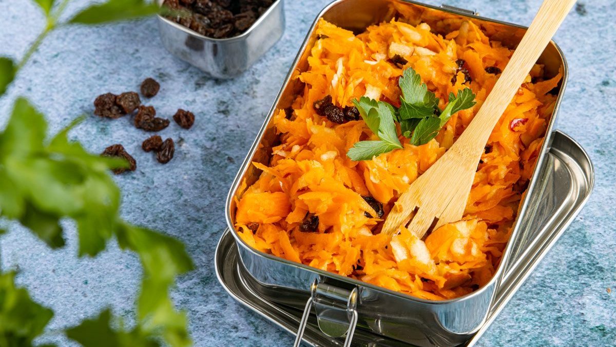 Karottensalat mit Apfel und Zitrone | Rezept - eat.de