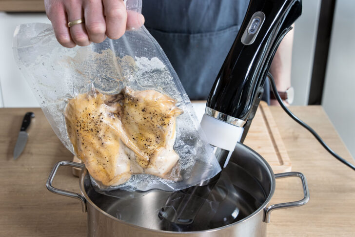 Fleisch aus dem Topf nehmen