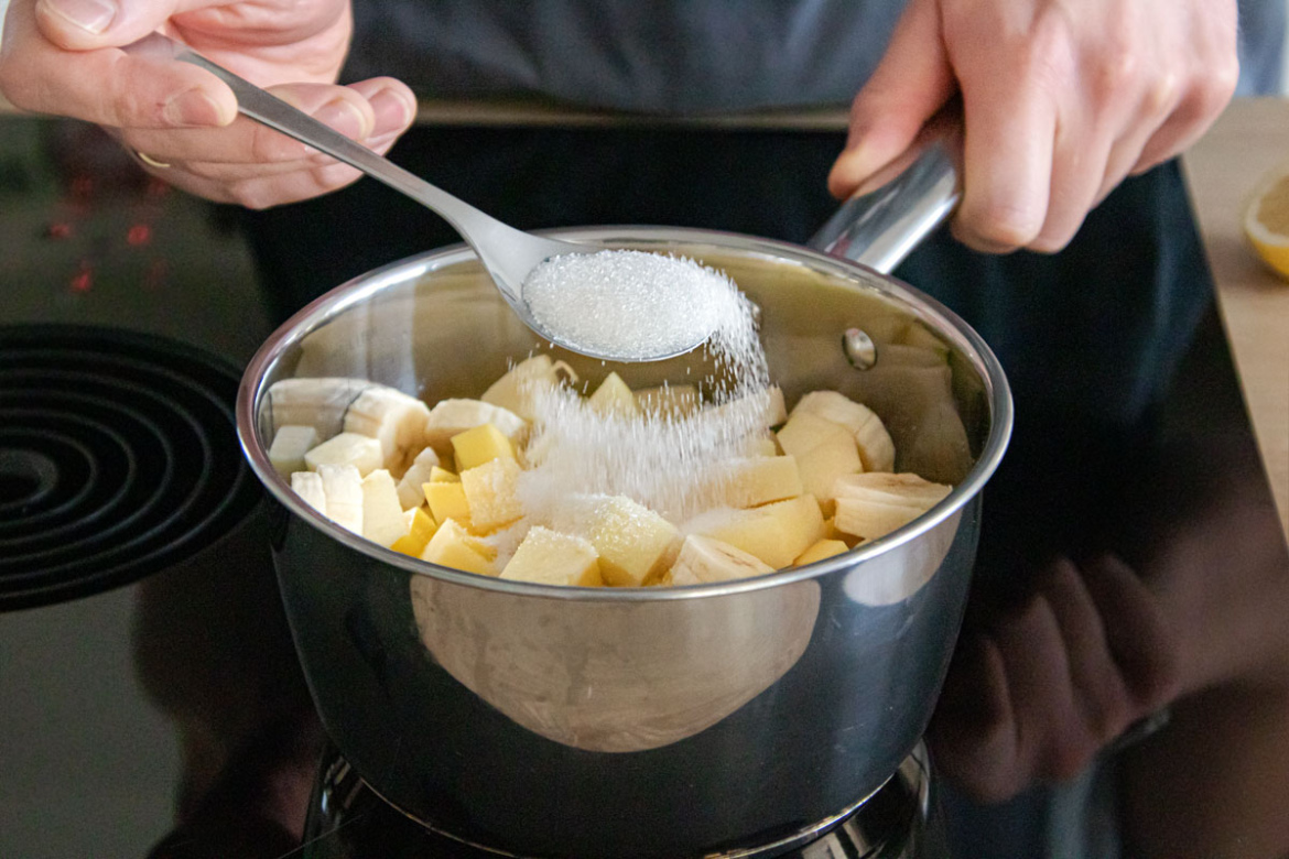 Mangomus mit Banane und Apfel