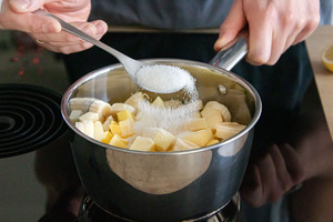 Zucker zum Obst geben