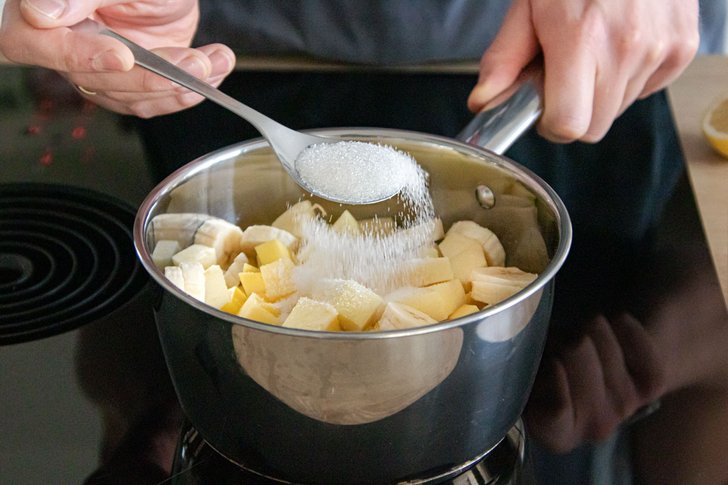 Zucker zum Obst geben