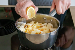 Zitronensaft zum Obst geben