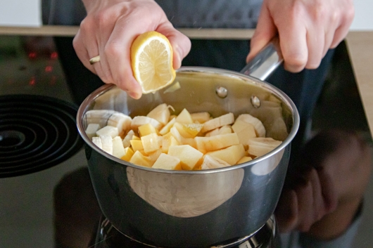 Zitronensaft zum Obst geben