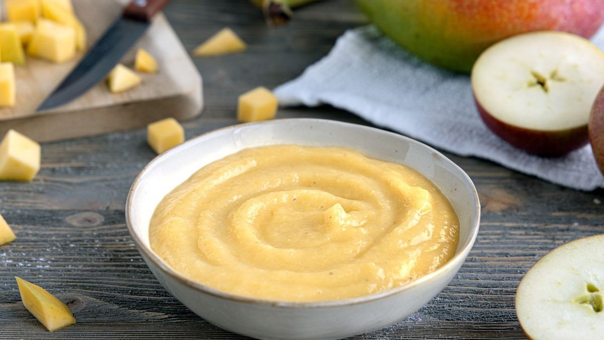 Mangomus mit Banane und Apfel