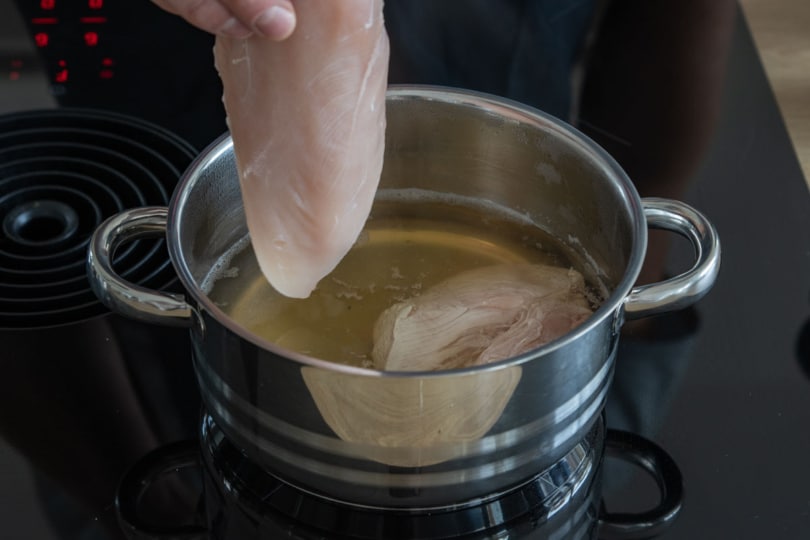Hähnchenbrust in Brühe kochen