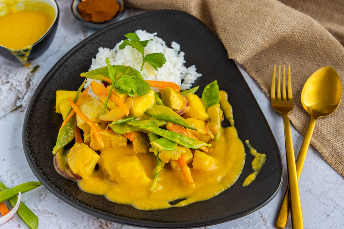Herzhafte asiatische Mangosoße mit Huhn | Rezept - eat.de