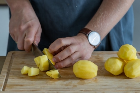 Kartoffeln in Stücke schneiden