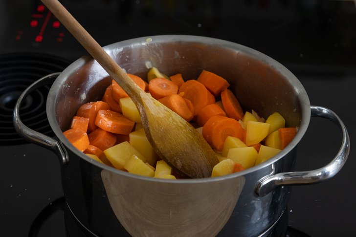Kartoffeln und Möhren anschwitzen