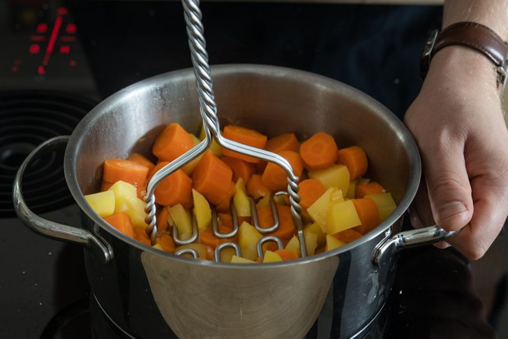 Möhren und Kartoffeln zerstampfen