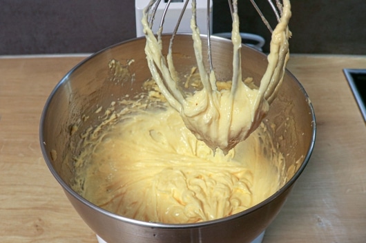 Kuchenteig aufschlagen